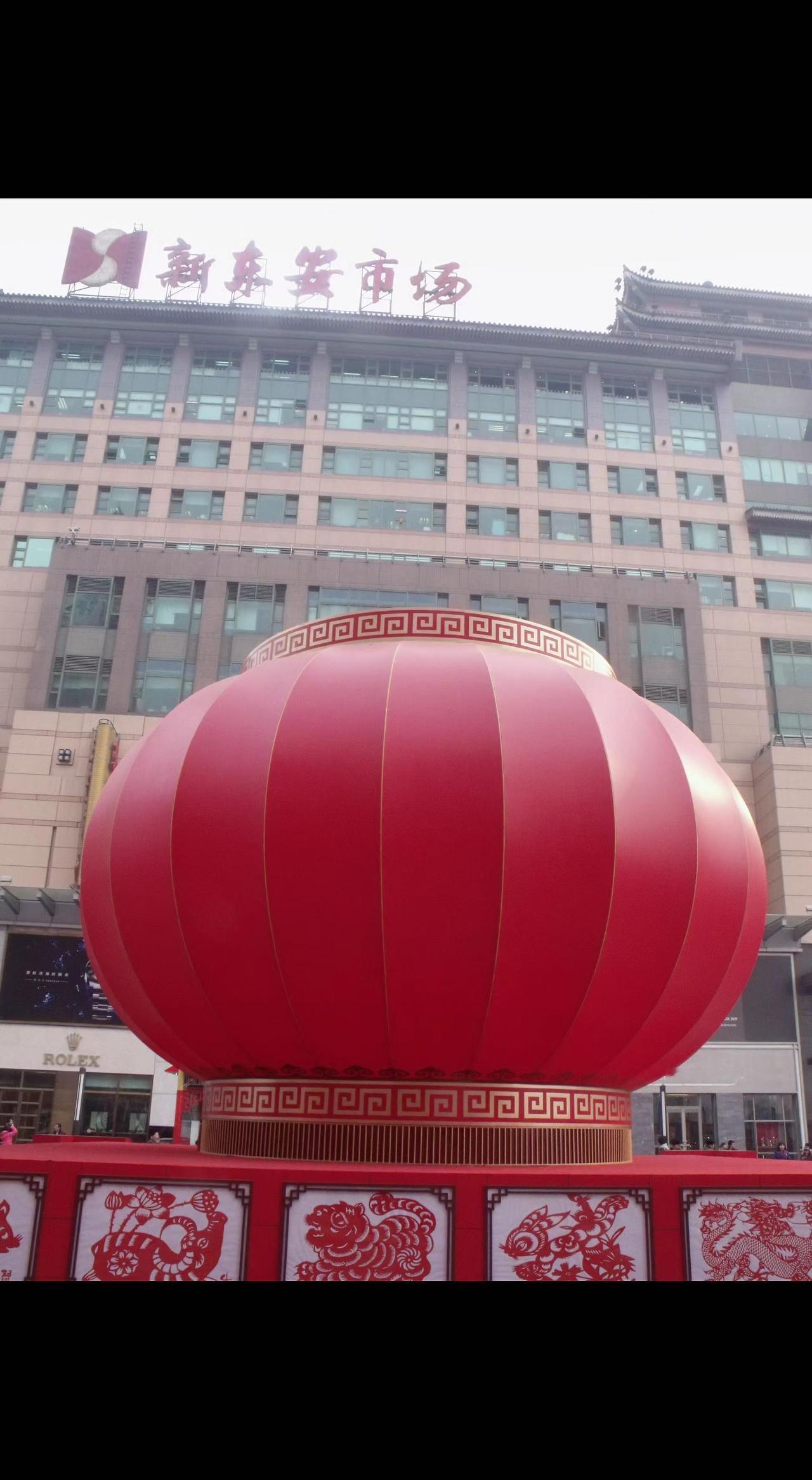 🏮红绸裹着团圆意，灯笼在楼宇间打坐🧘‍♀️。传统与现代撞个满怀，年味是无声的
