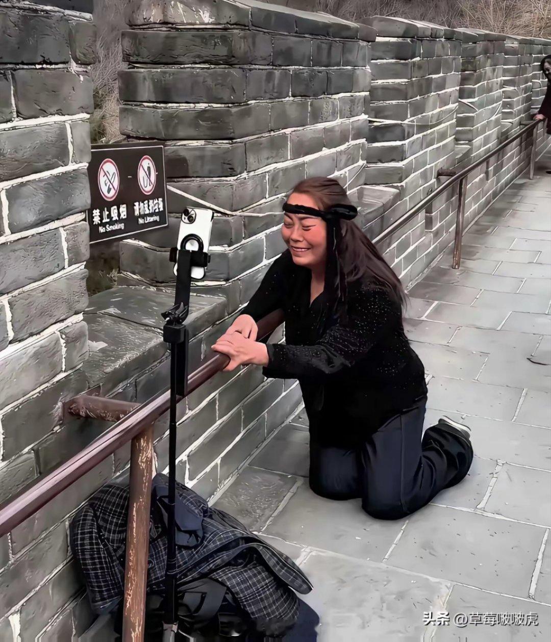 孟姜女哭长城？这个网红演技不进娱乐圈真可惜。 