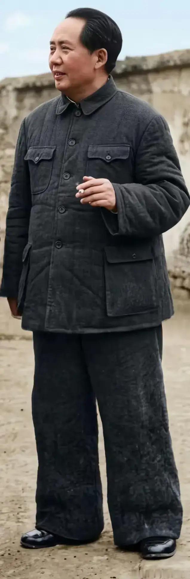 粗布棉袄棉裤就是暖和，
五个扣子扣上密不透风，
四个兜能放物品能放烟 ，
无论条