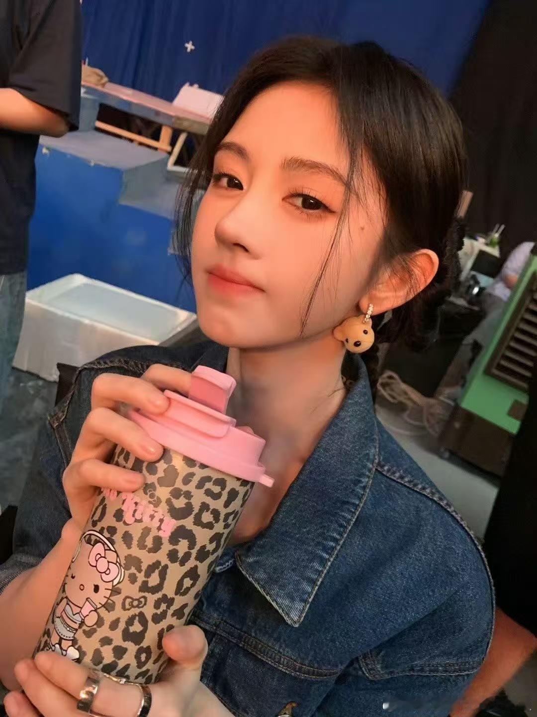 鞠婧祎说咪来看看 ​​​被鞠婧祎这只咪萌翻简直是轻而易举！！！好可爱～ ​​​