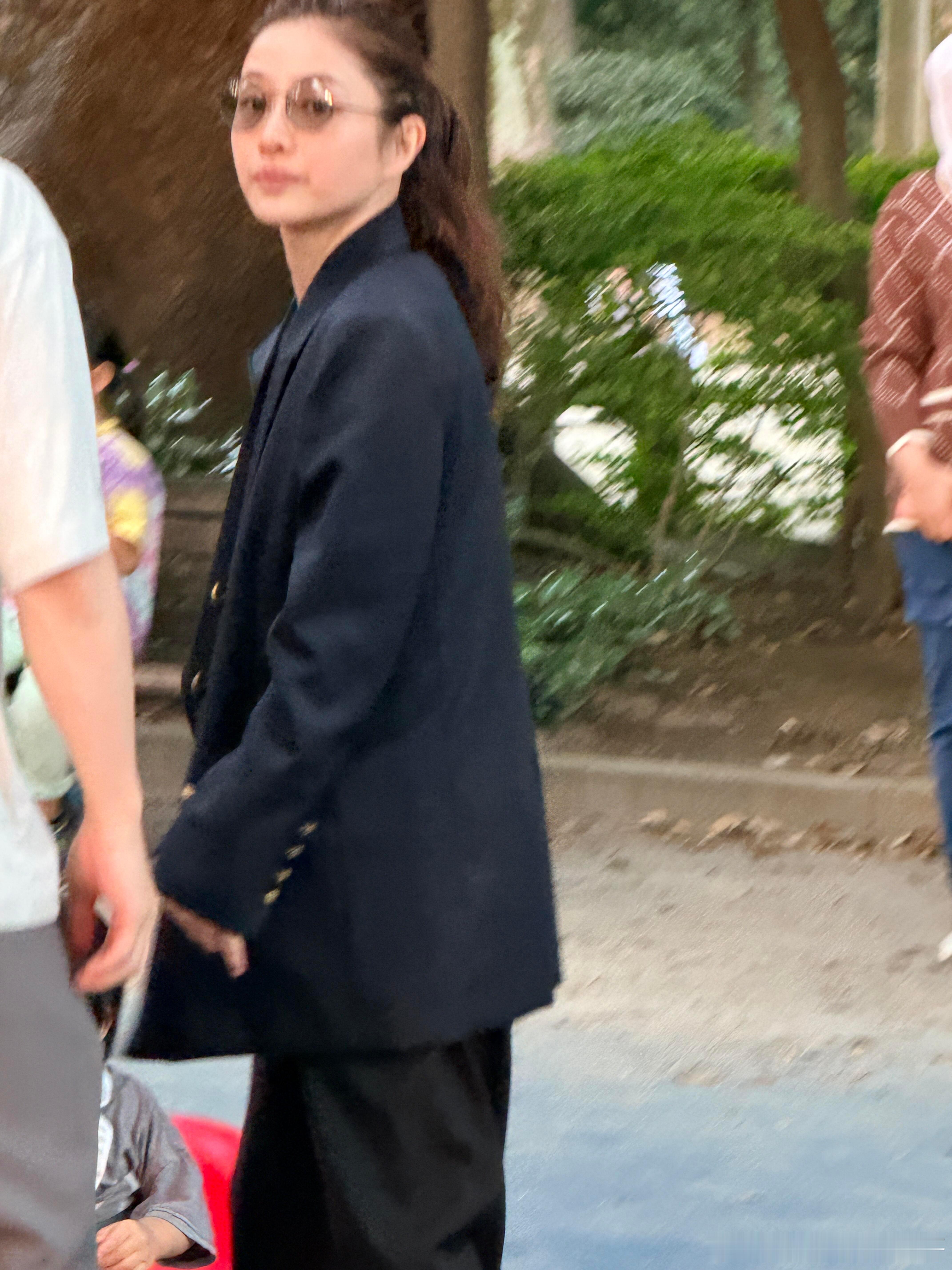 石原里美公园溜娃石原里美二胎这么大了 石原里美公园溜娃，二胎一岁多了，状态真好 