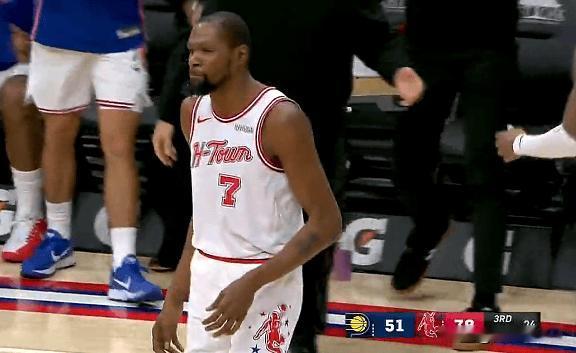 火箭三节打卡节奏，小贾连续三分，杜兰特连续中距离领先27分



火箭主场大比分