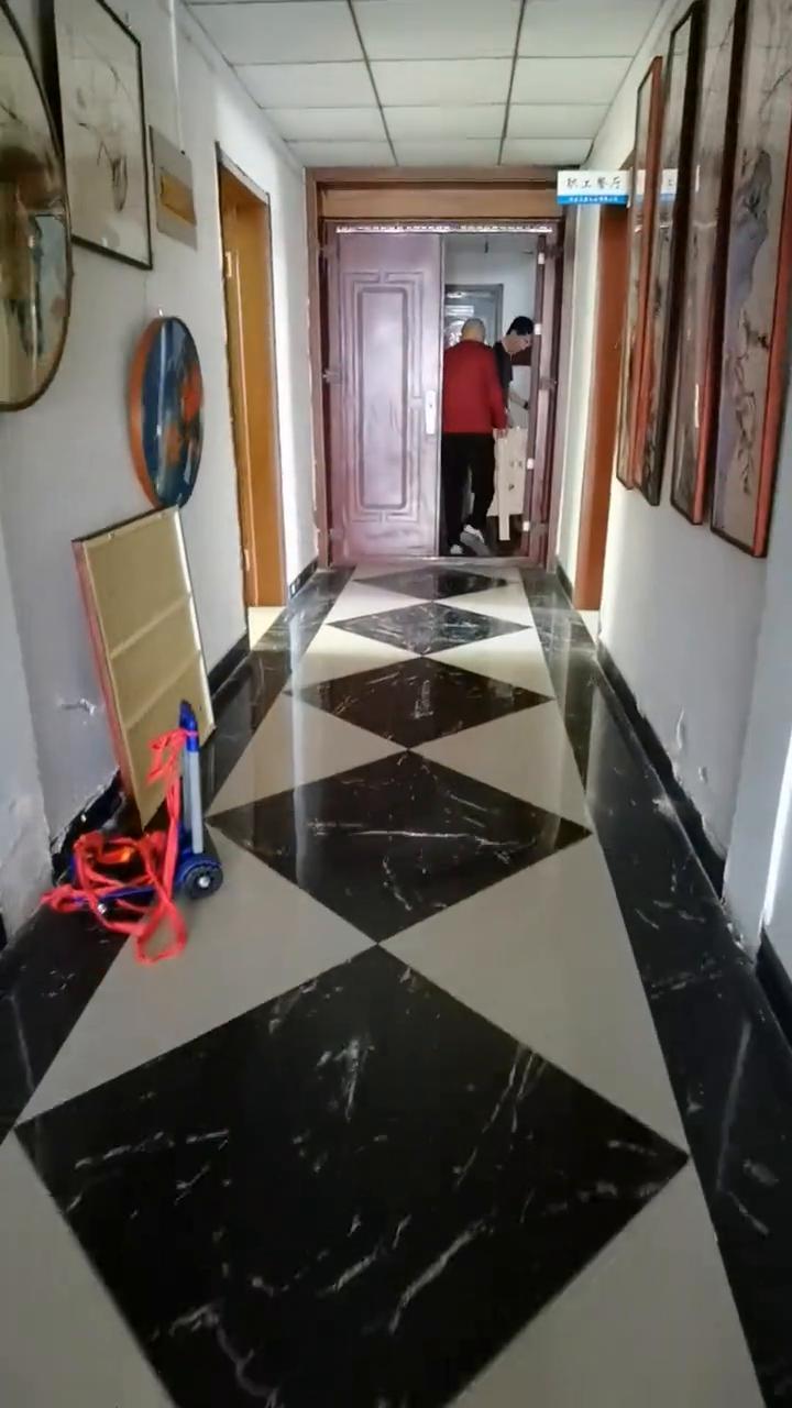 看风景度假村居然对比成功了，果然是它。尽管杨书记和参观团就在不远处，但是当刘月从
