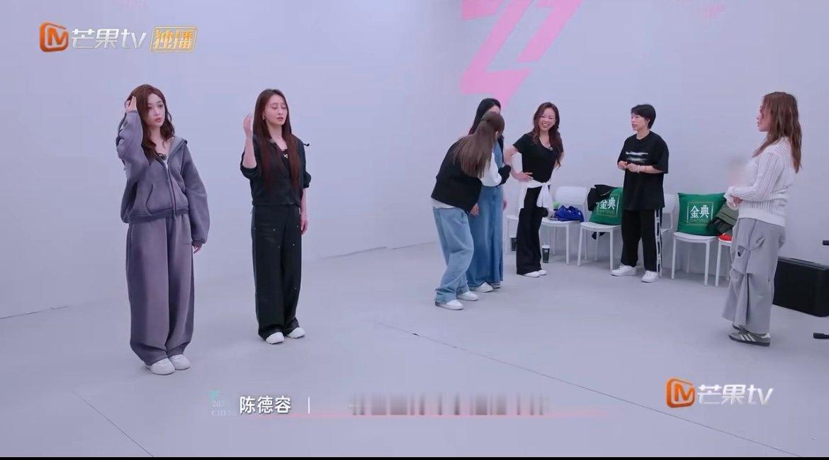 陈德容也是教上吴宣仪了 谁懂啊！陈德容虽谦虚否认教学，却在吴宣仪对团秀变动犯难时