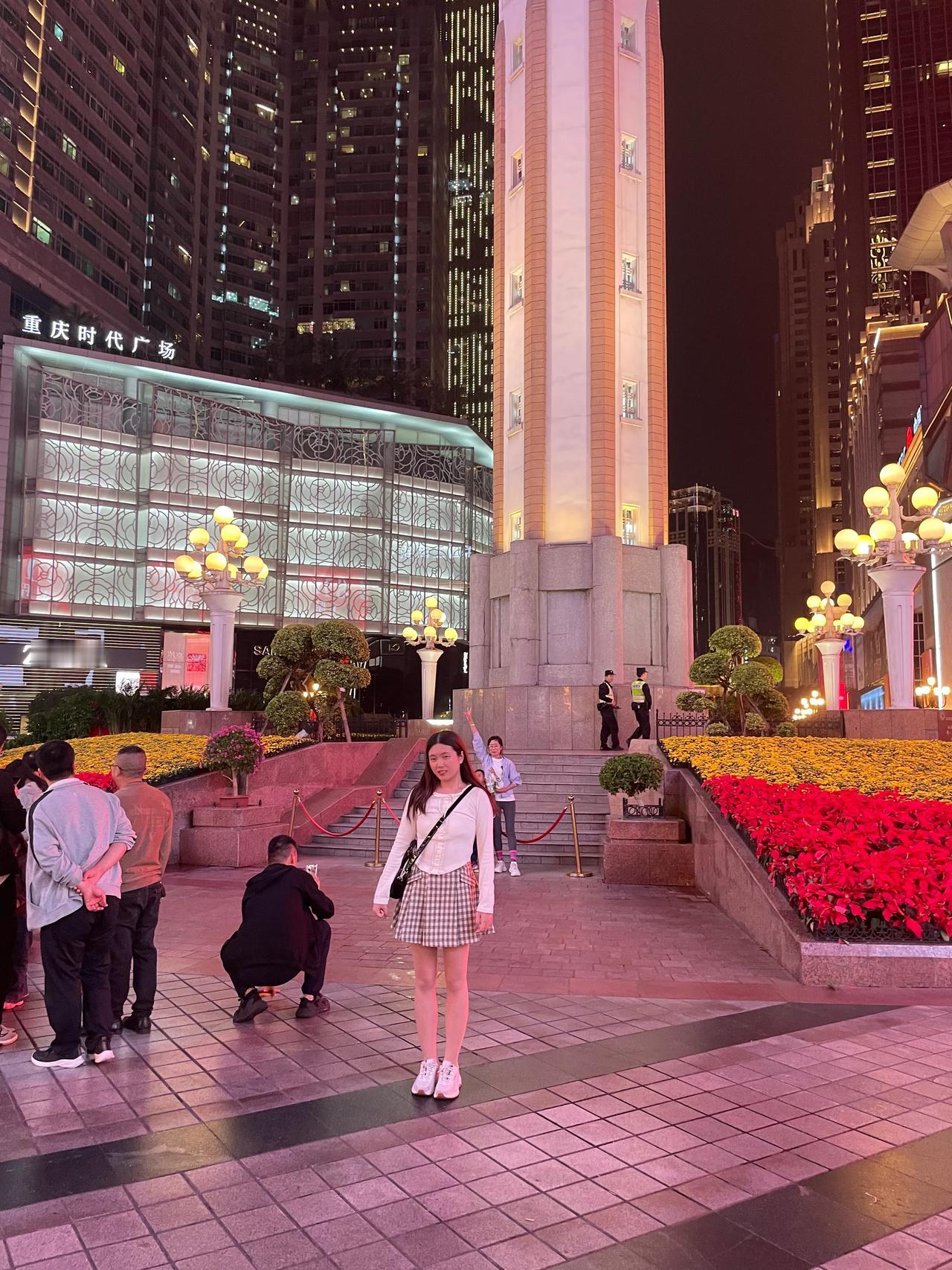 美女照相
         ——南木子
解放碑耍挺不错，
看花看景看人多。
忽见