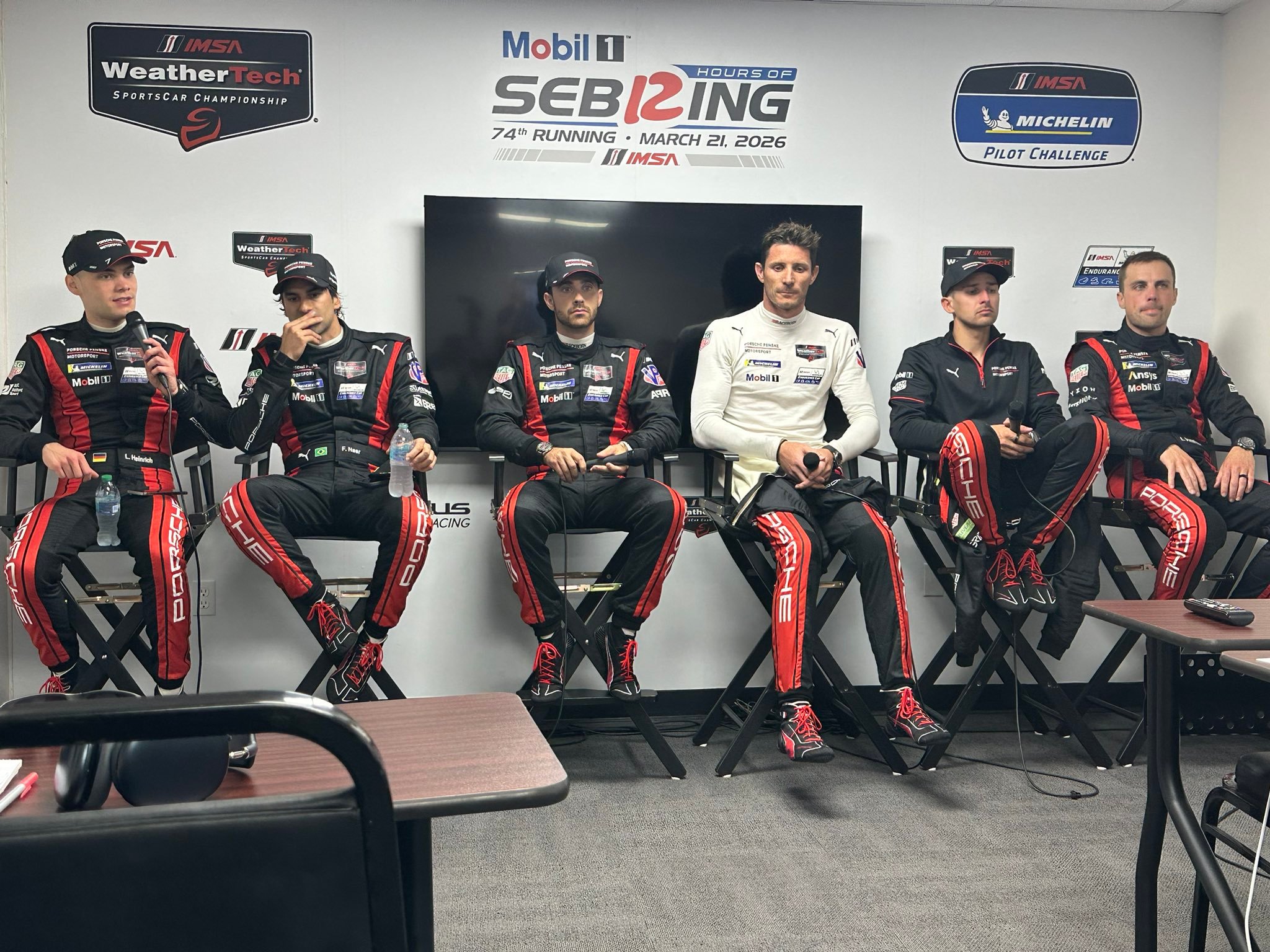 可能是本赛季IMSA最有意思的一张照片？！😅虽然保时捷在赛百灵成功卫冕，不过赛