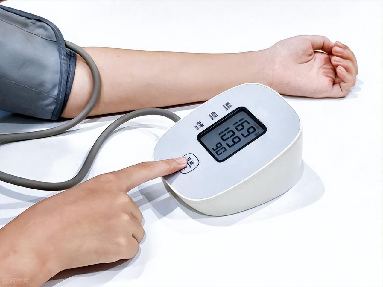 医生提醒：高血压患者每年必做3项检查！漏一项都可能埋下隐患

在心内科和肾内科的