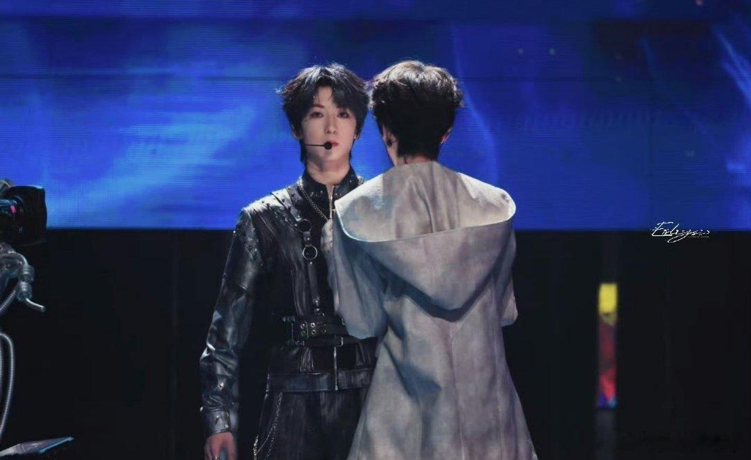 左奇函杨博文《第二类我》舞台，又是借位、又是比心，还以为昨天的舞台就已经吃的够好