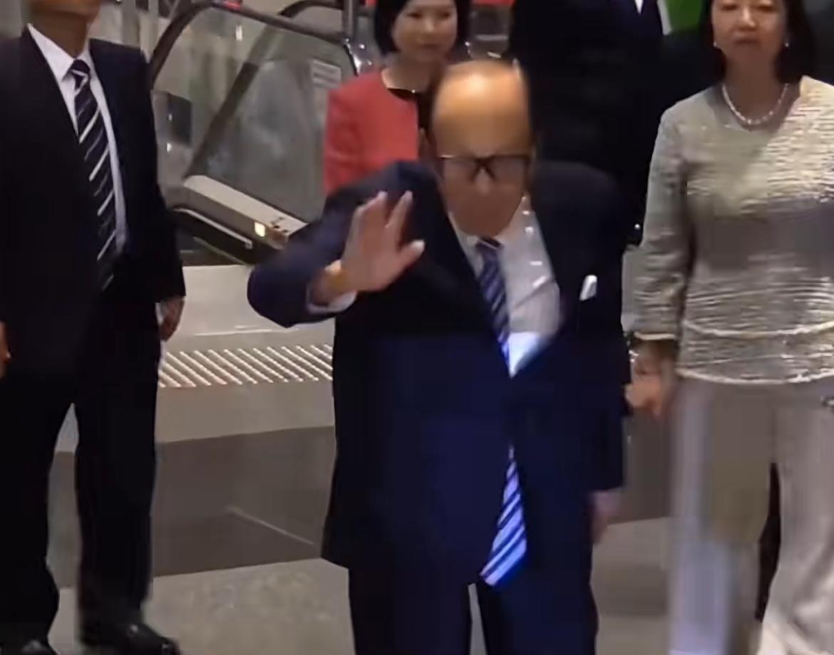 李家妥协了！

7月28日早间，长和公告：不会推进任何未获所有相关监管机构批准的