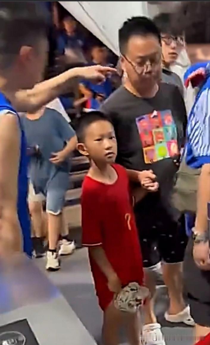 在昨日中超“京沪大战”赛后，网上流传一则视频，称一位身穿武磊国家队球衣的小球迷在