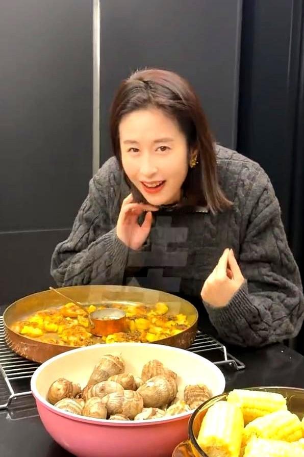 颖儿去梅婷家聚餐。晒视频夸梅姐和姐夫手艺真能打！桌上家常菜好多食材来自梅婷北京郊