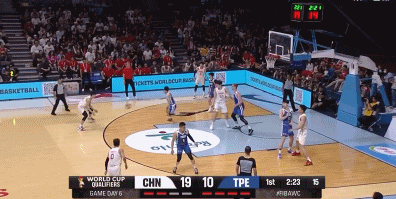 崔永熙两个进攻回合好，但给杨瀚森的传球应该往胸口上扣 