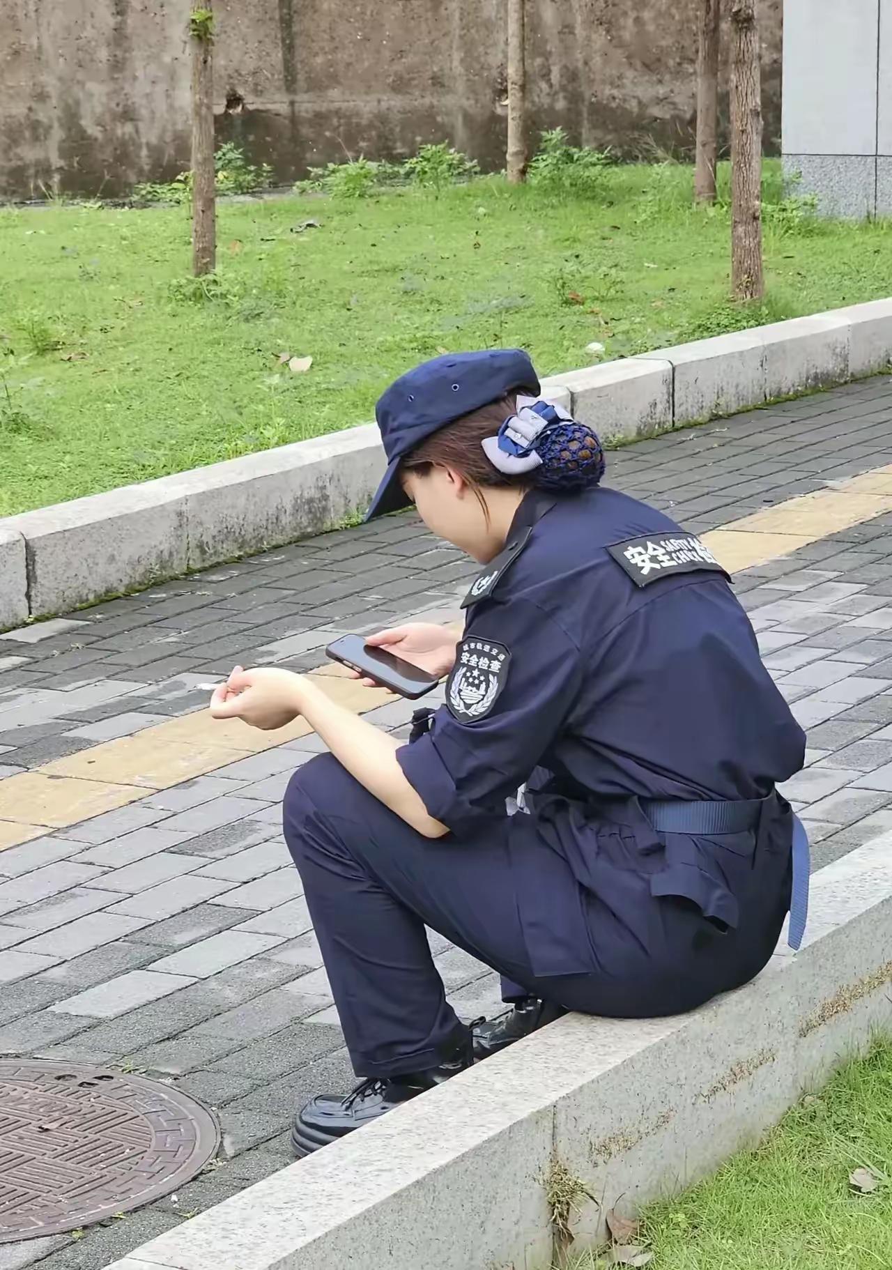 女交警休息时玩手机，工作与生活两不误👮‍♀️📱