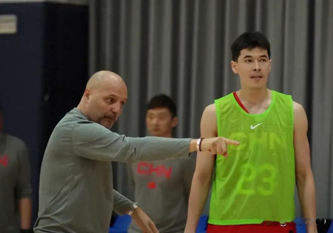 红首发、绿替补、灰回家，中国男篮果真如此吗？

★老乔确实将16名球员分成红、绿
