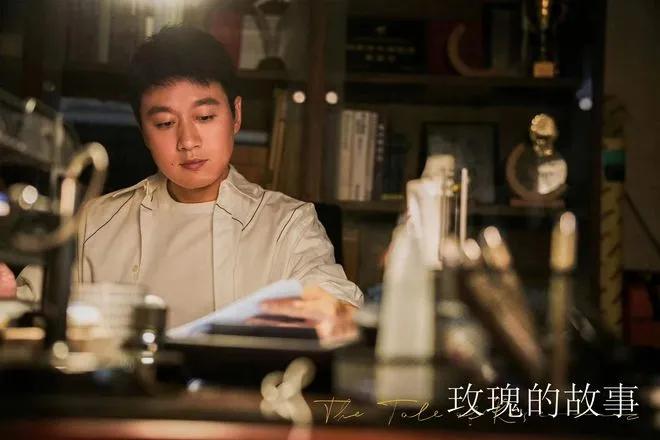 《玫瑰的故事》
还挺喜欢佟大为饰演的黄振华这个角色的，幽默风趣，说成语还一套一套