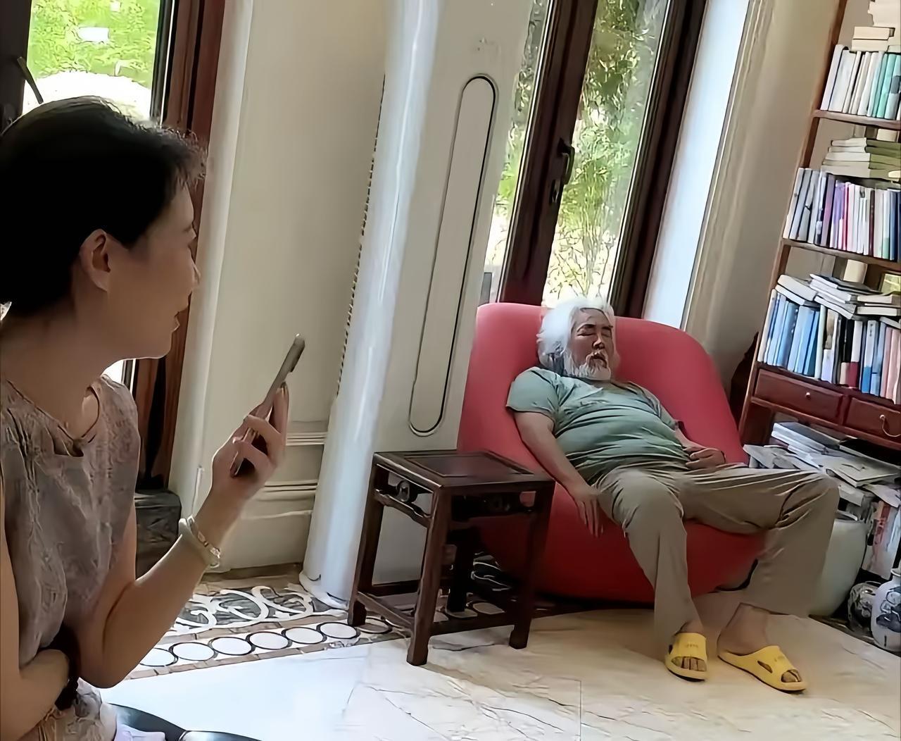 张纪中坐在沙发上，呼呼大睡的画面，这样也能睡的这么香，看来张导确实很疲乏了。

