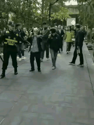 明星出行，太霸道了，前呼后拥，保镖开道，看见有行人正常走路，还有工作人员上前阻拦