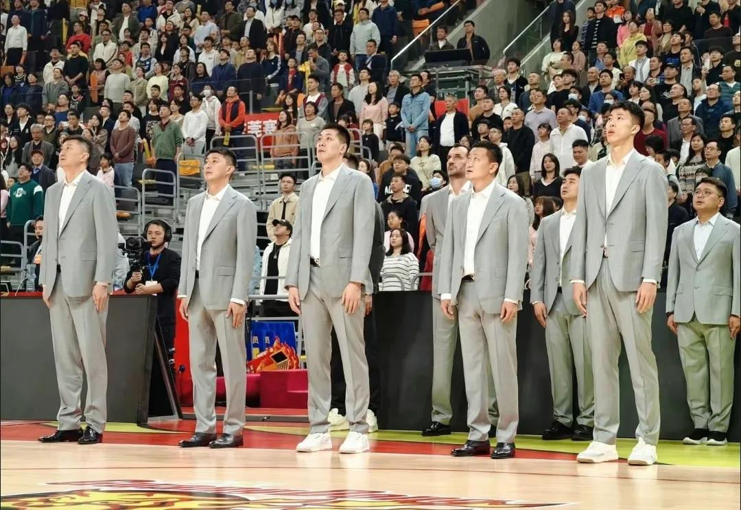 广东教练组统一发型，统一着装，讲究的是精神面貌焕然一新。
宏远股票涨停，陈海涛哪