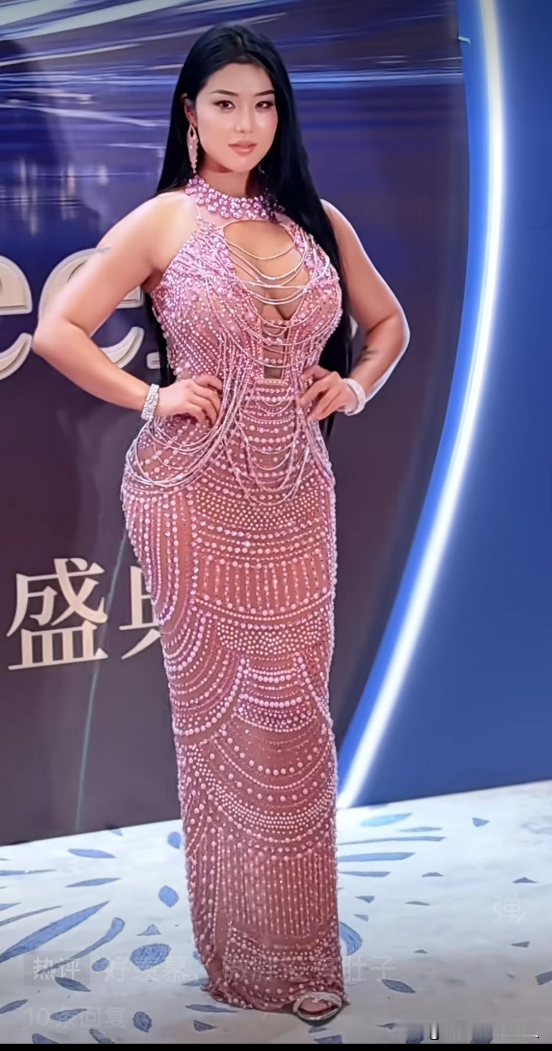 人性本贱。这看似是一种无奈后的洒脱，实则藏着许多被辜负后的心酸。在感情里，那些掏