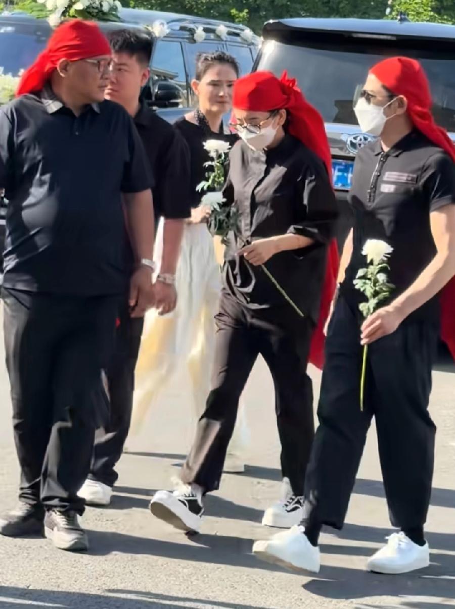 方媛找了一个好老公，外公去世，郭富城像普通人一样，跟着回芜湖老家，披麻戴孝、跪地