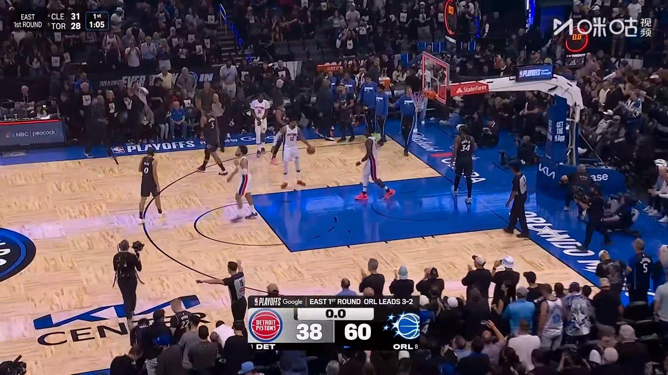 魔术第二节35-12活塞，半场结束领先22分，即将黑八。nba季后赛