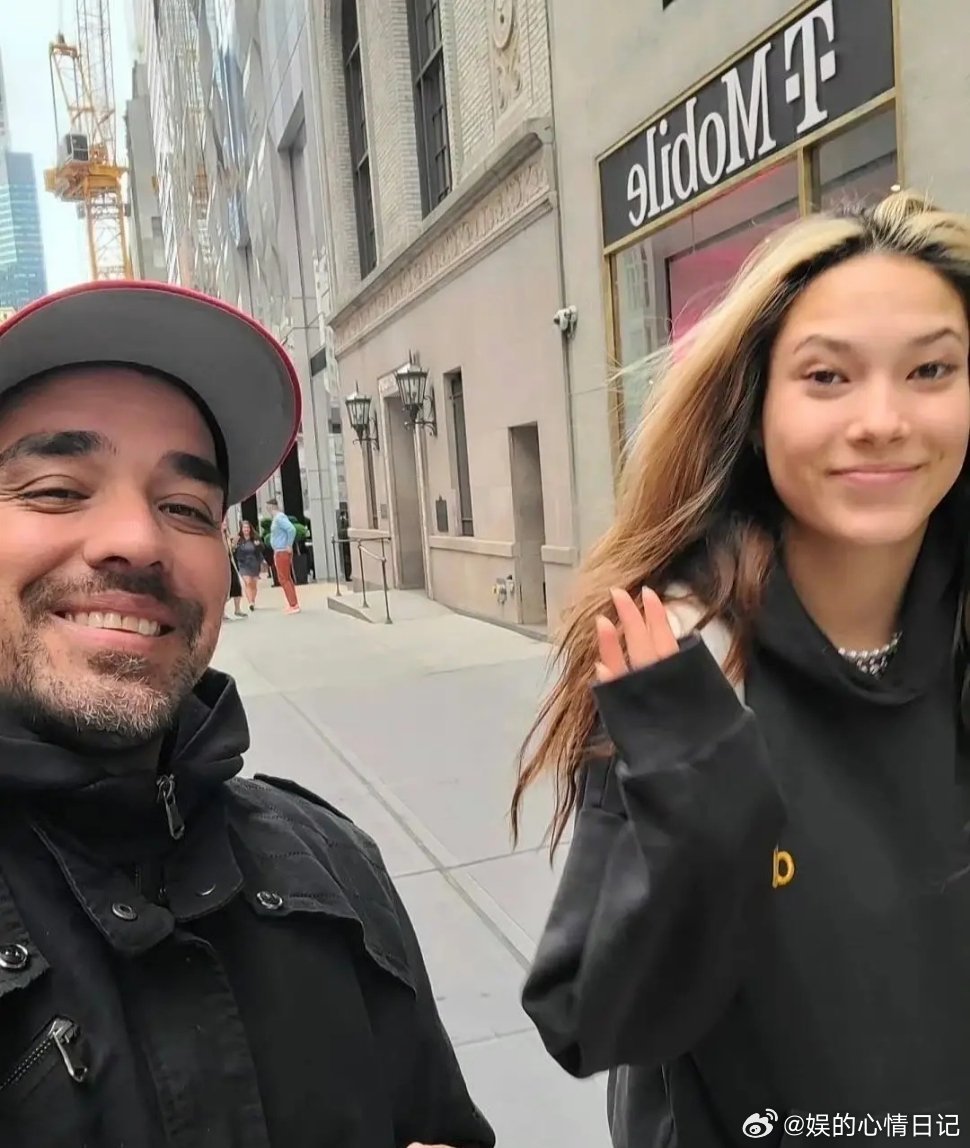 原来谷爱凌是天生黑发……眼窝也是化妆的 ​​​