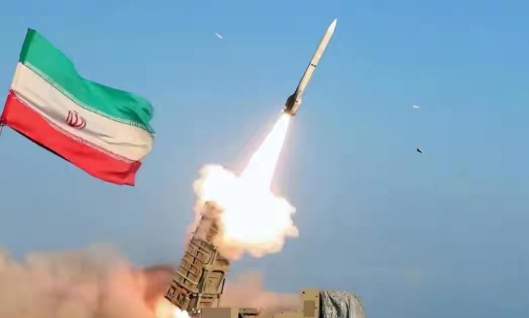 第17波反击！伊朗导弹越打越高级，美军驱逐舰起火，3套萨德被炸