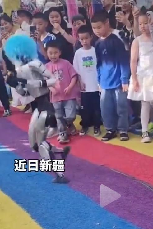 新疆景区机器人表演时踢到小朋友，机器人伤人令人忧
6月1日，新疆一景区机器人表演