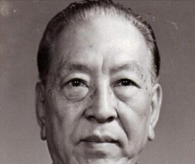 1950年，中国驻瑞典大使耿飚遭到瑞典军官的轻视：“你带过多少兵？”谁知耿飚轻飘