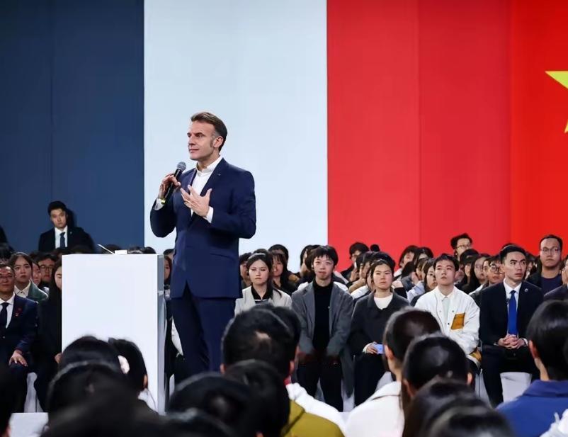 很多自媒体说川大学生提的问题不够犀利，不痛不痒，其实，看看马克龙身后学生的坐姿就