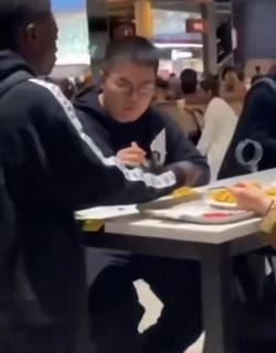 气炸了！中国小情侣英国约会，陌生外国男直接端走餐盘抢吃的，挑衅完溜之大吉！

