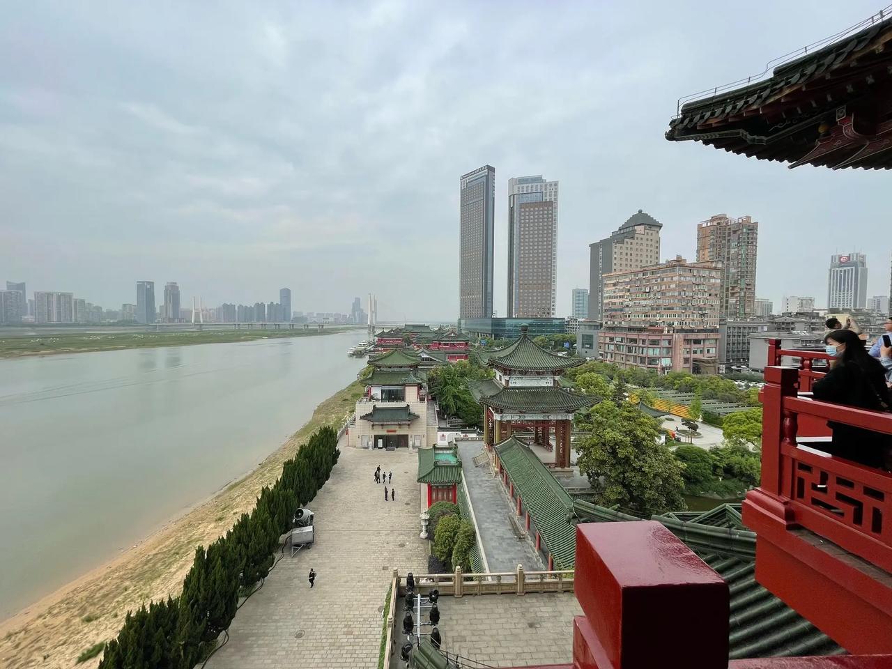于海青：为何说到南昌不去滕王阁等于没去？ 说起滕王阁，这个地方太有历史了，不仅仅