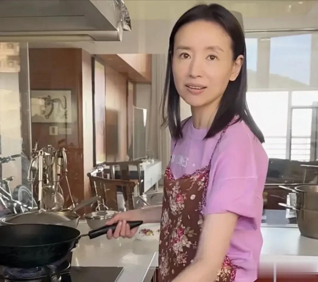 喜欢董洁很多年了，知道董洁这个人还是当年她与谢霆锋在台上牵着手的时候，董洁的美貌
