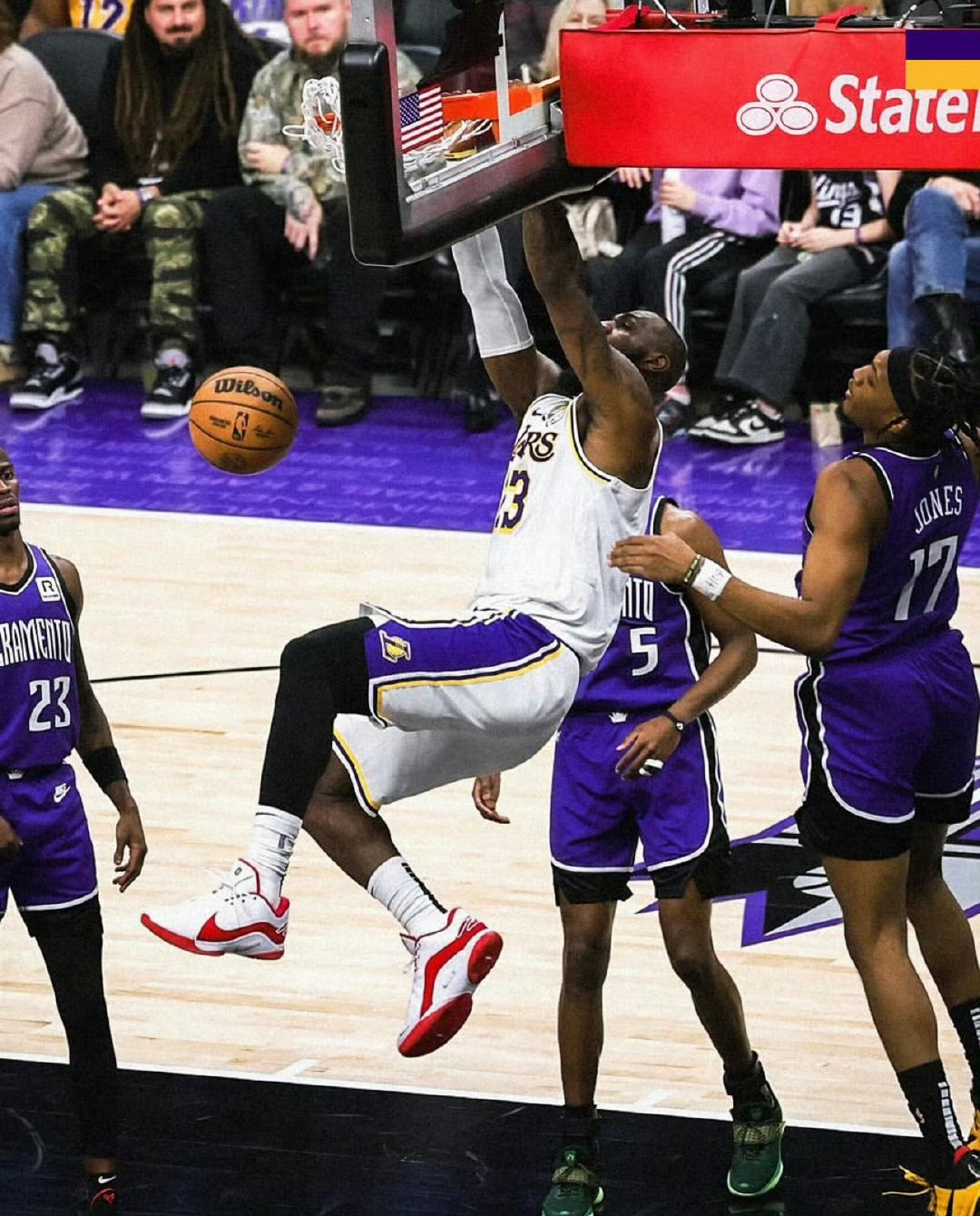 全场比赛结束，湖人在客场103-99再胜国王，浓眉关键时刻两次罚球不进！浓眉拿下