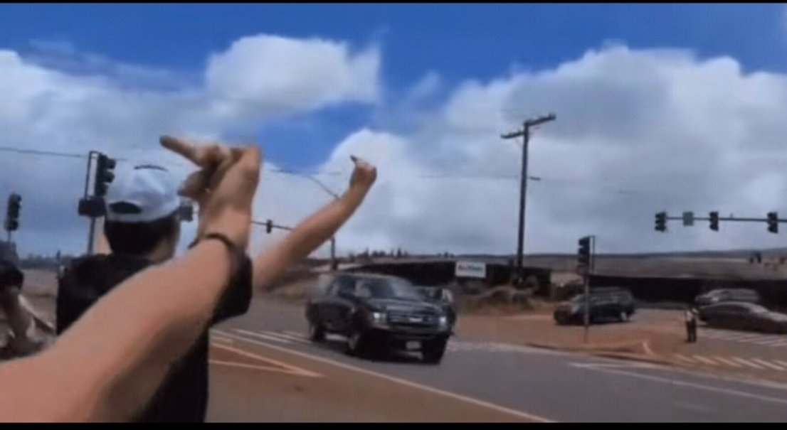 时隔13天，伟大的漂亮国总统拜登，终于到了夏威夷慰问灾民。总统车队驶过居民区，当