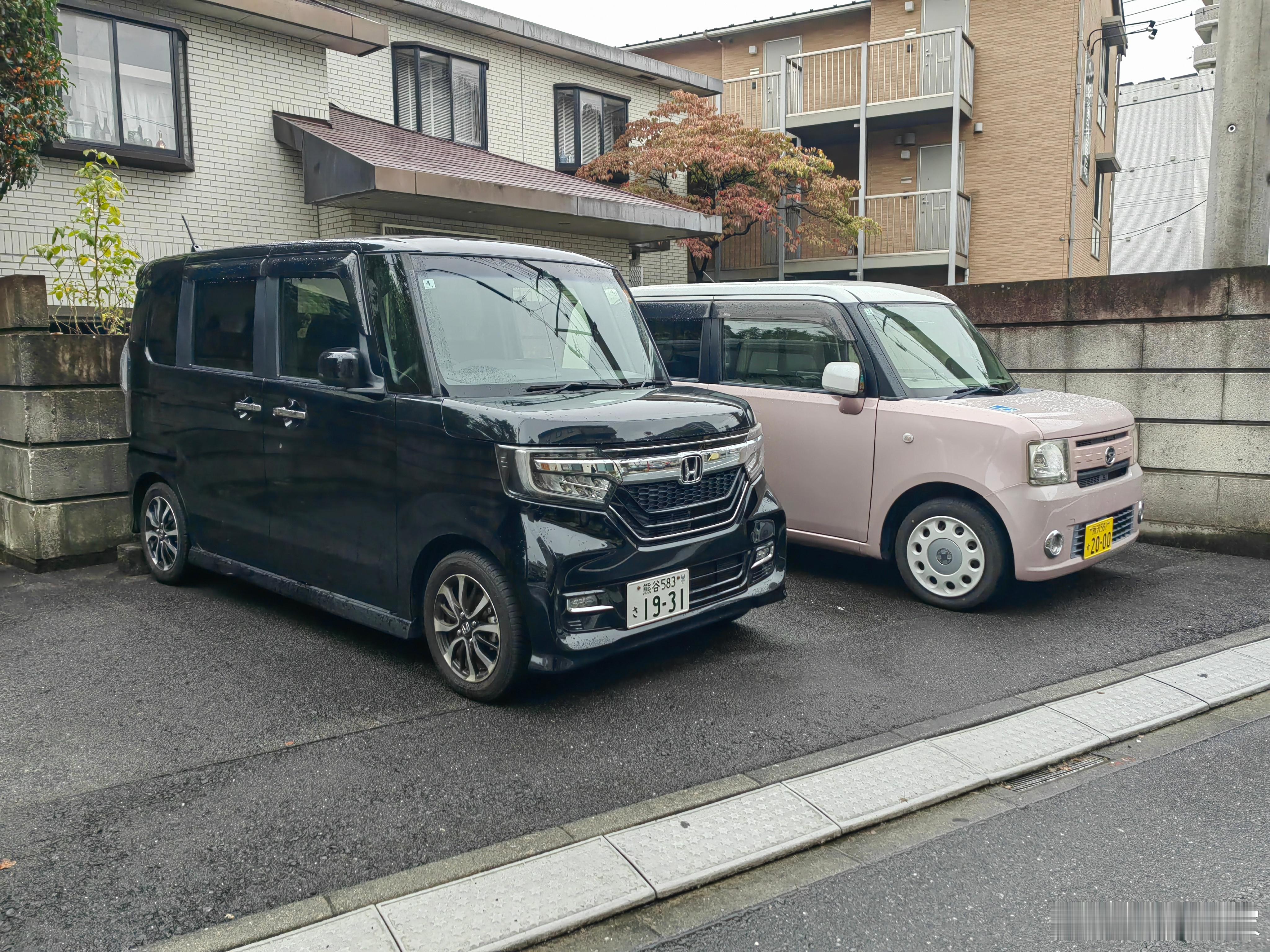 日本东京是一个密集而繁华的城市，在这里偶遇了几部JDM风格经典跑车，但是在日常生