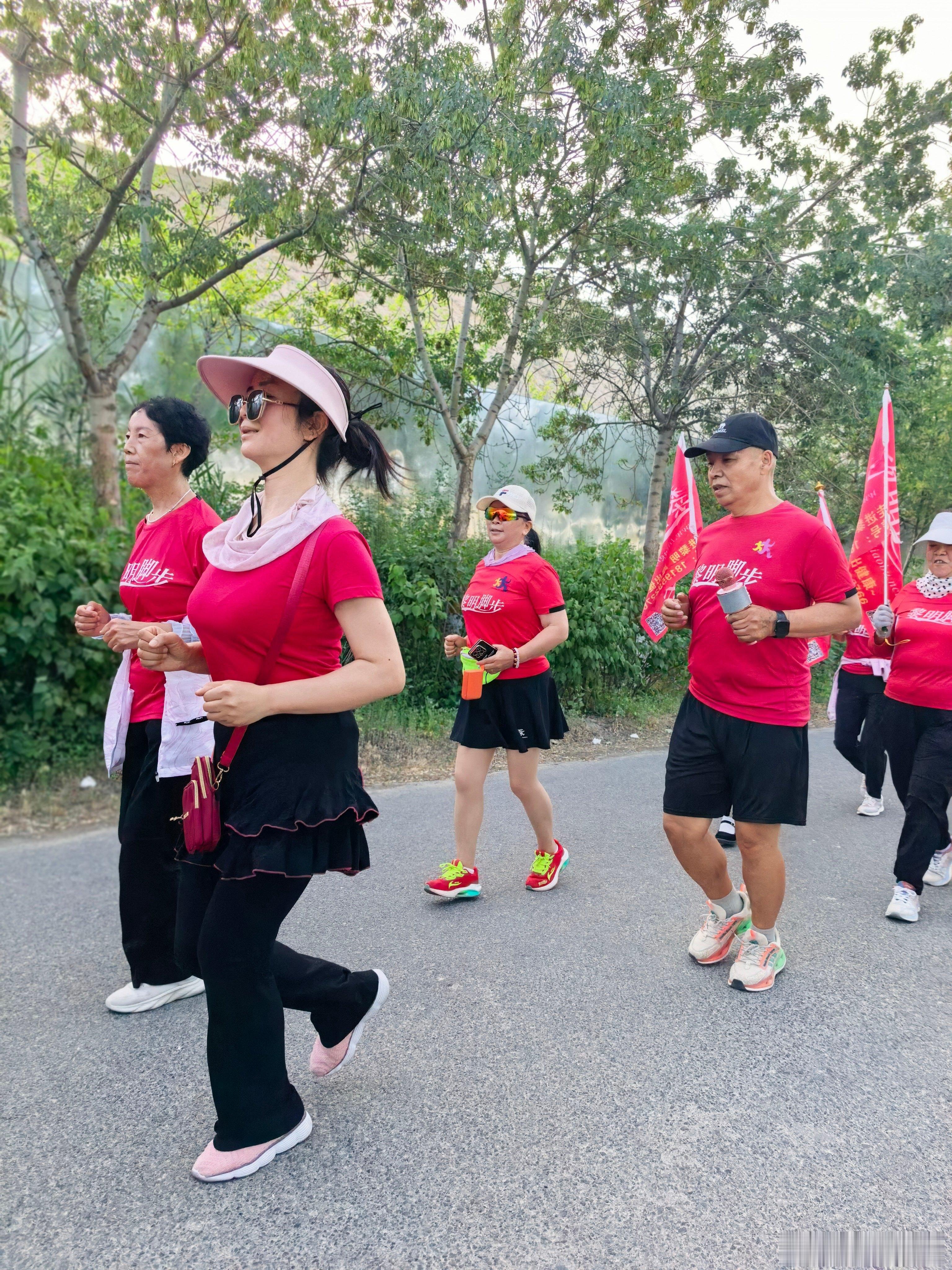 乌鲁木齐市黎明脚步周日晨跑分享：早起的意义，藏在日出与跑道之间。黎明脚步不止是一