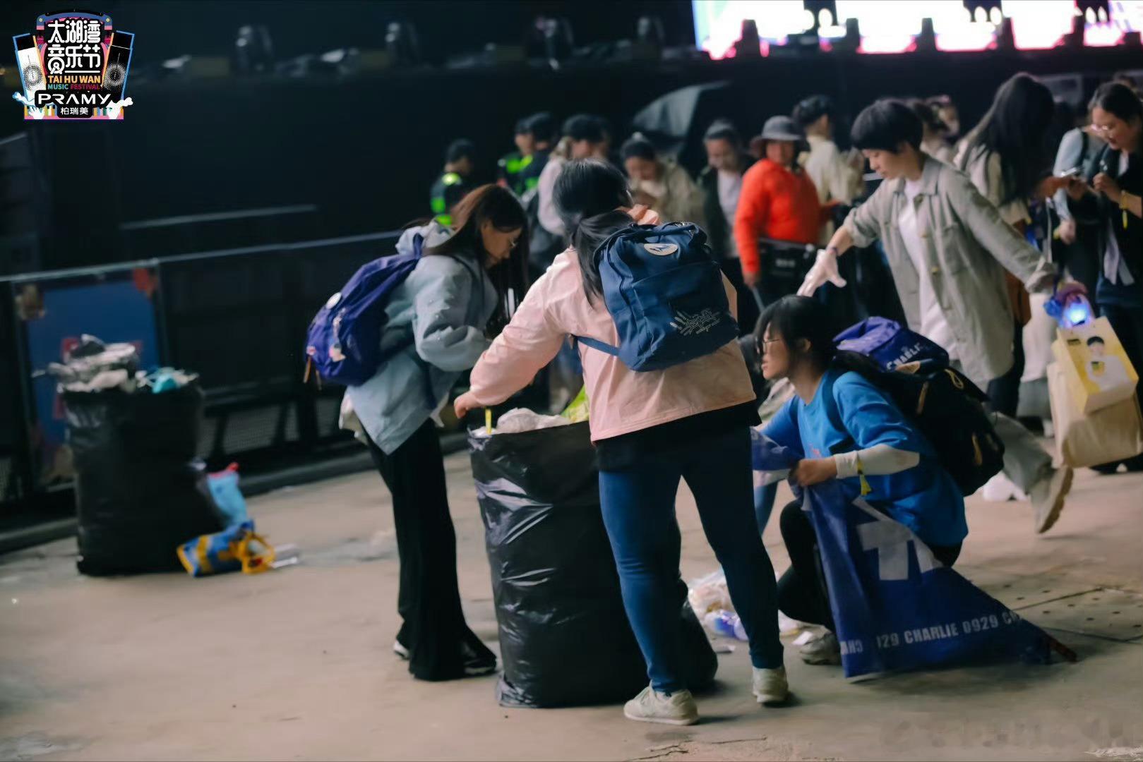 这就是周深高素质的兵论一个艺人偶像最为榜样会怎么样？会变得高素质，主动在音乐节捡