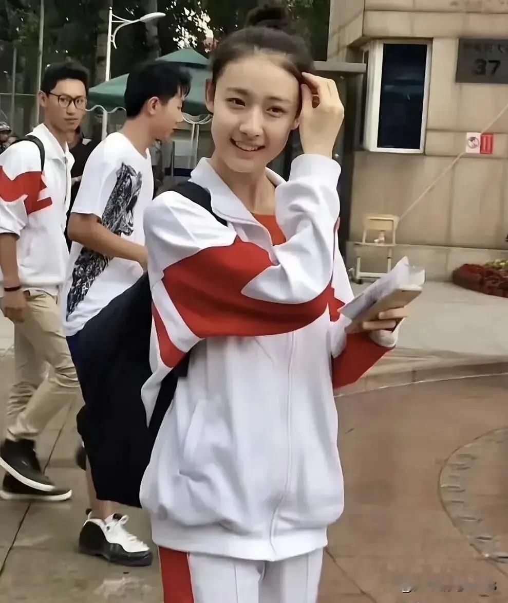 这位女生好漂亮，颜值比景甜高，气质比刘亦菲好，她要是出来拍戏，估计很快就会红起来