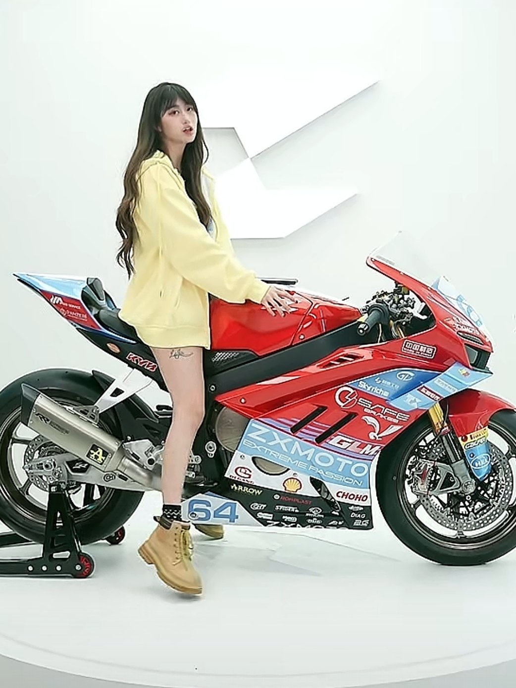 凯越机车致歉我只知道，张雪机车的直播间人都爆了，门店也人群涌动，4万多的冠军机车