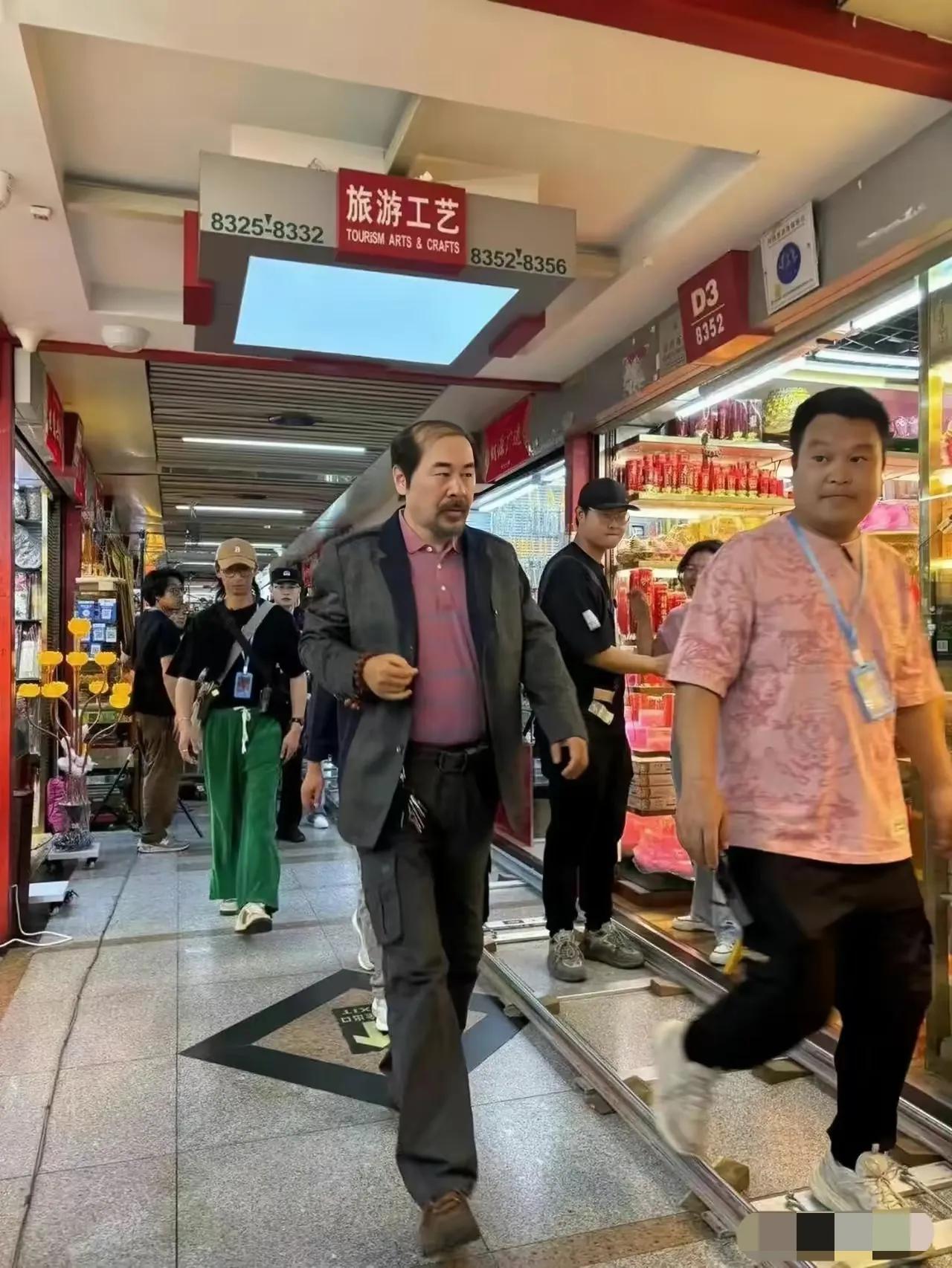 果然是陈建斌，怎么头发都稀疏了呢？他不是理的平头吗？难怪很多网友都说这个不是他，