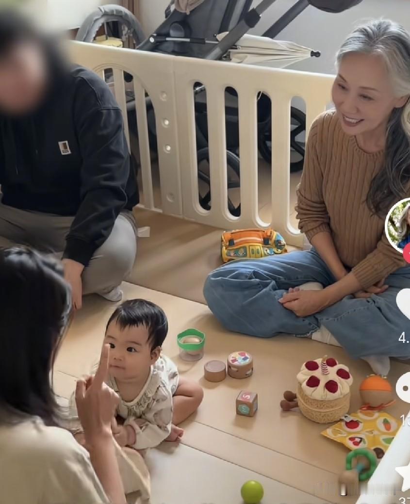 奕姐一起带娃，客人都进爬爬垫，光着脚，被网友吐槽 ：看着高端家庭 实则太不讲究了