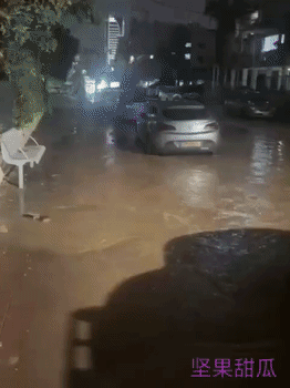 以色列， 4月1日晚，在布内布拉克，一枚碎片导弹落在街道上，导致下水道管道破裂。