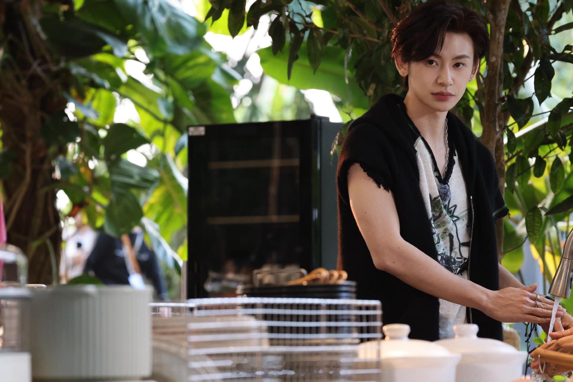 小鬼手势舞整张脸都在用力 他全程都在跟自己的偶像包袱作斗争。一开始是想保住的，后