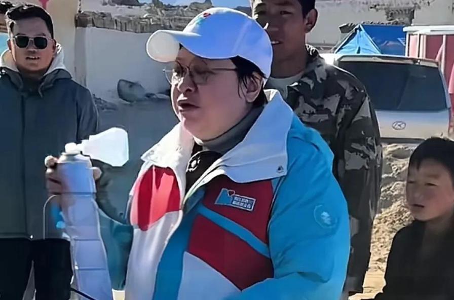 西藏大地震，韩红带医疗志愿者驰援灾区，高海拔让韩红时不时吸氧，接受采访时，她坚定