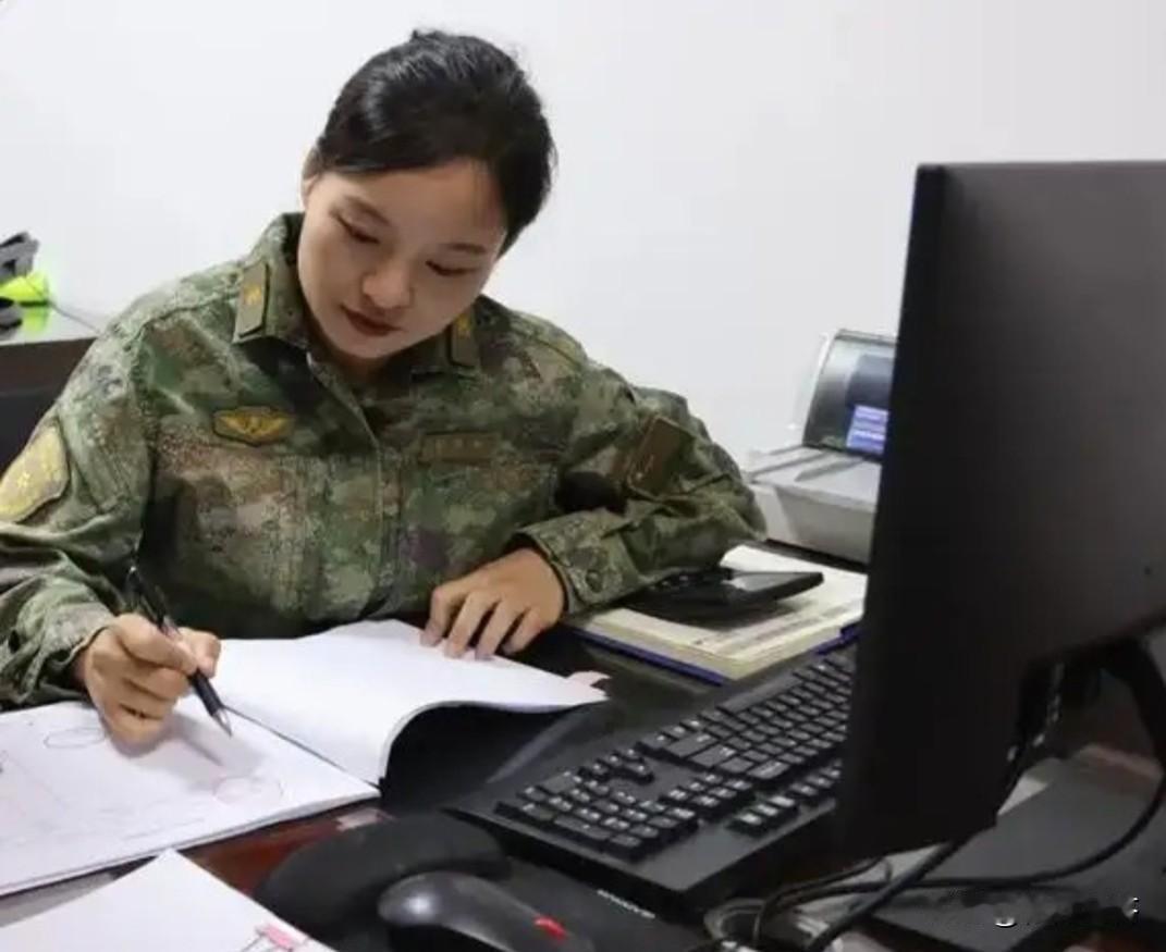 请问：军队文职人员是现役军人还是吗？

答案：不是，军队文职人员是指在军队编制岗