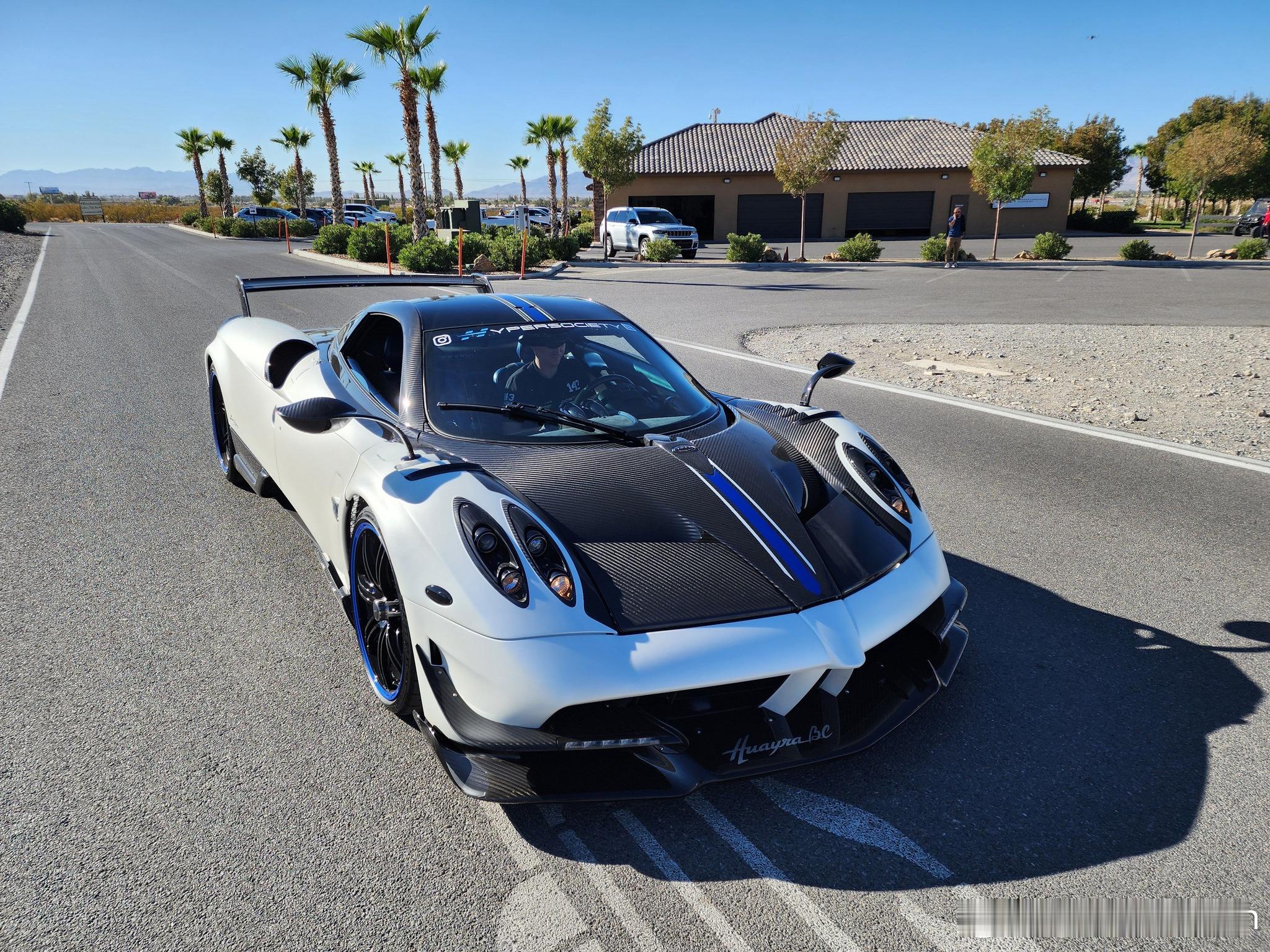 意大利超跑帕加尼Huayra，实车车壳都是碳看着还是很震撼的，车架采用了碳钛合金