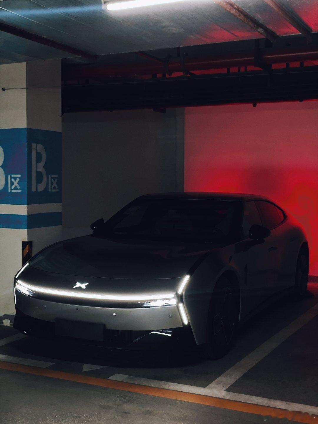 地库发现台全新小鹏P7没锁，果断开走[doge]小鹏汽车[超话]小鹏p7 ​​​