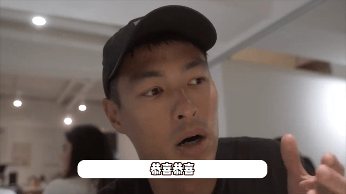 杨祐宁在社交平台官宣老婆王咏颖生下三胎，瞬间引发热议。二人2020年结婚，同年1