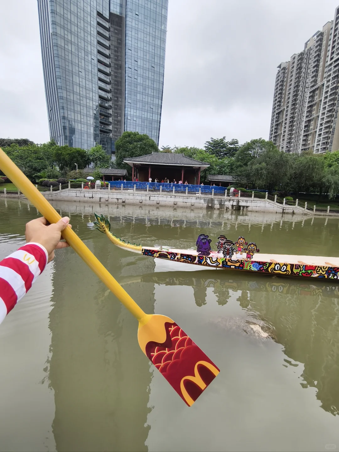 摸到碳纤维龙舟桨板啦！手抖的不行